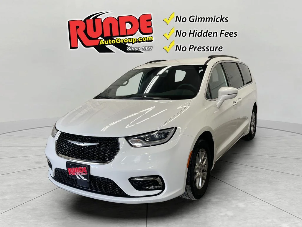 2022 Chrysler Pacifica Touring's photo