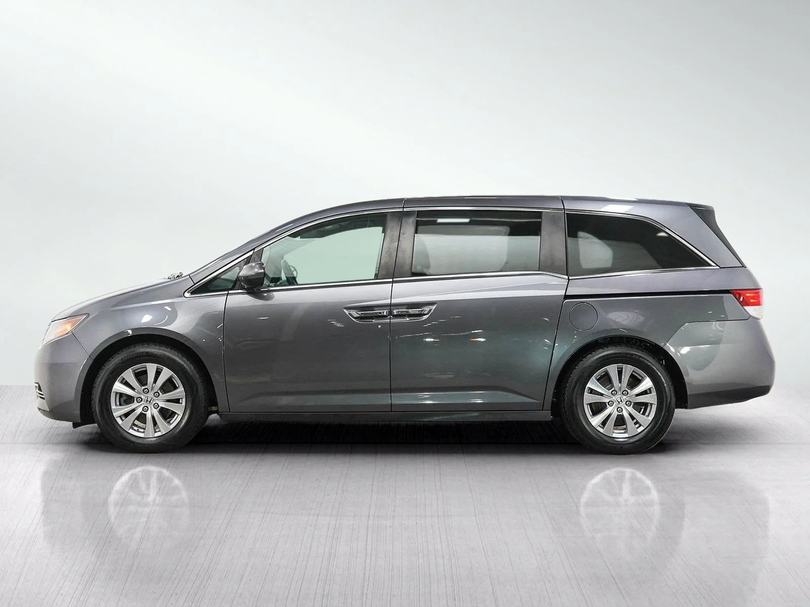 Used 2016 Honda Odyssey SE with VIN 5FNRL5H30GB066571 for sale in Burnsville, Minnesota
