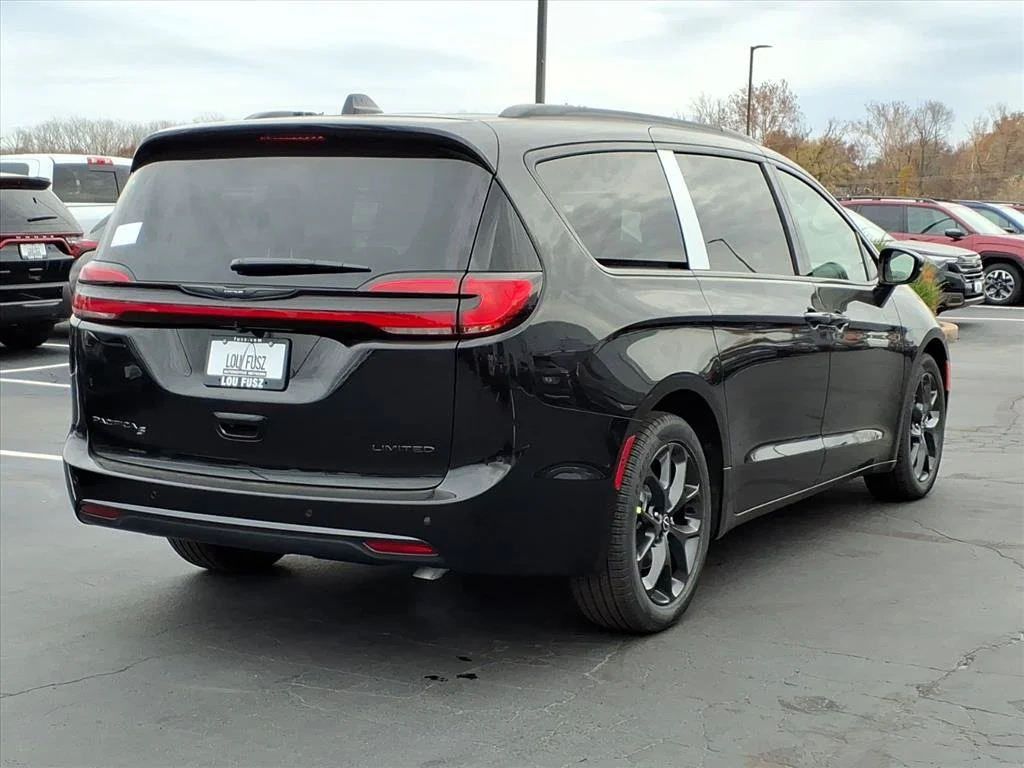New 2026 Diamond Black Crystal Pearl-Coat Exterior Paint Chrysler Limited image 17