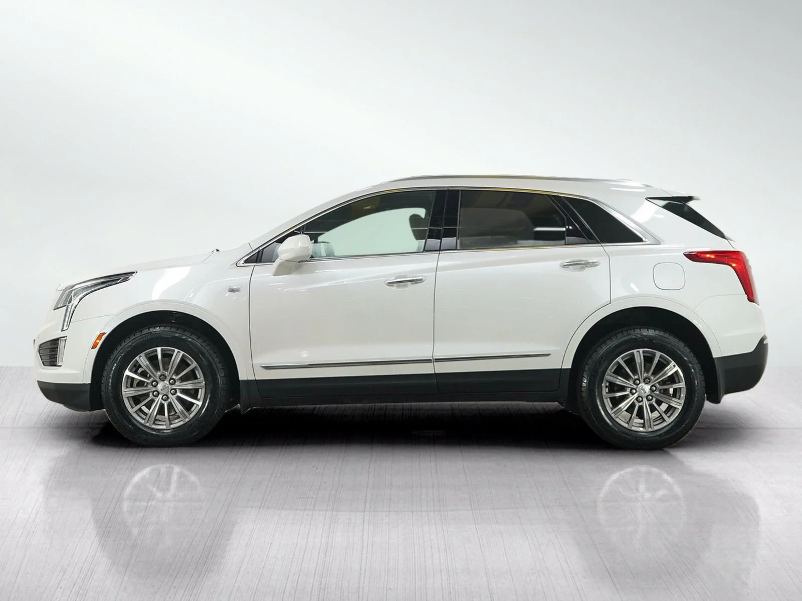 Used 2019 CRYSTAL WHITE TRICOAT Cadillac Luxury AWD image 2