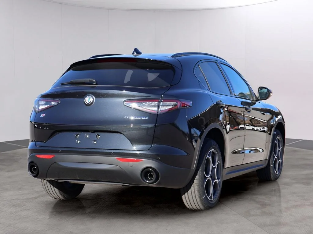 New 2025 Vulcano Black Metallic Alfa Romeo Base image 7