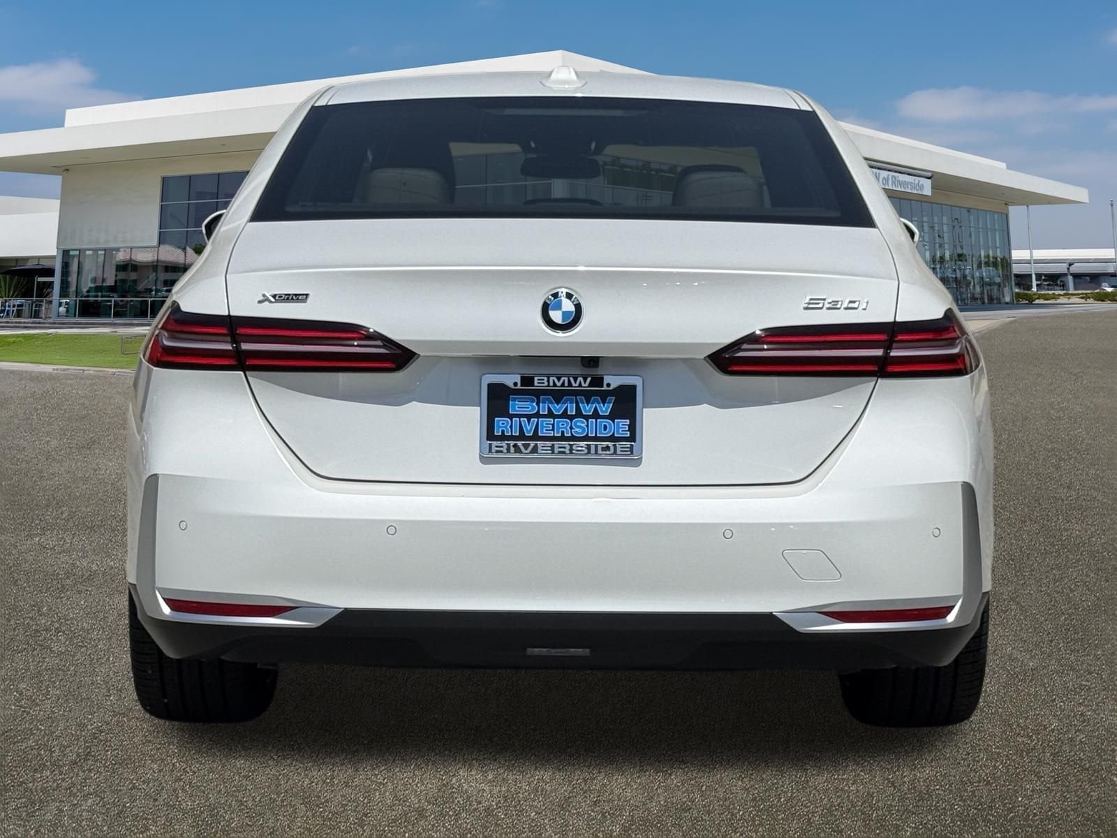 New 2027 Mineral White Metallic BMW 530i xDrive image 9