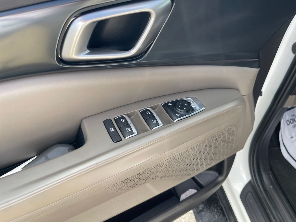 Used 2025 White Kia LXS image 11