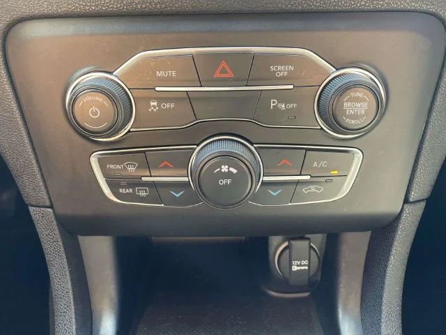 Used 2023 White Dodge SXT image 27