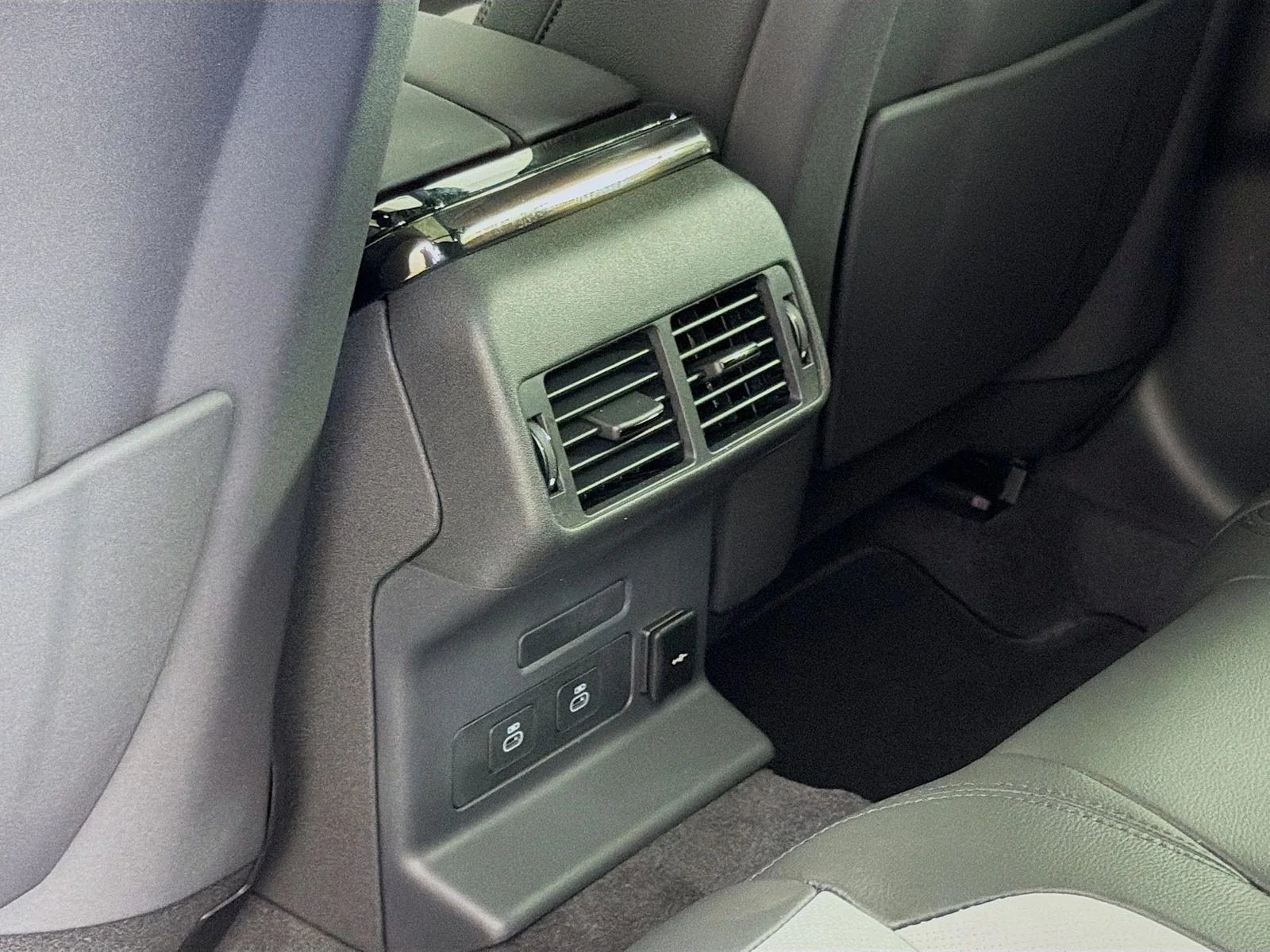 New 2026 Santorini Black Land Rover Dynamic SE image 28