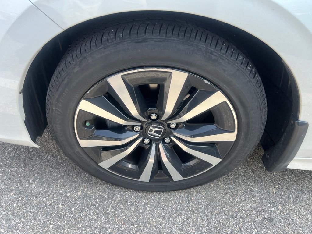 Used 2023 White Honda EX image 3