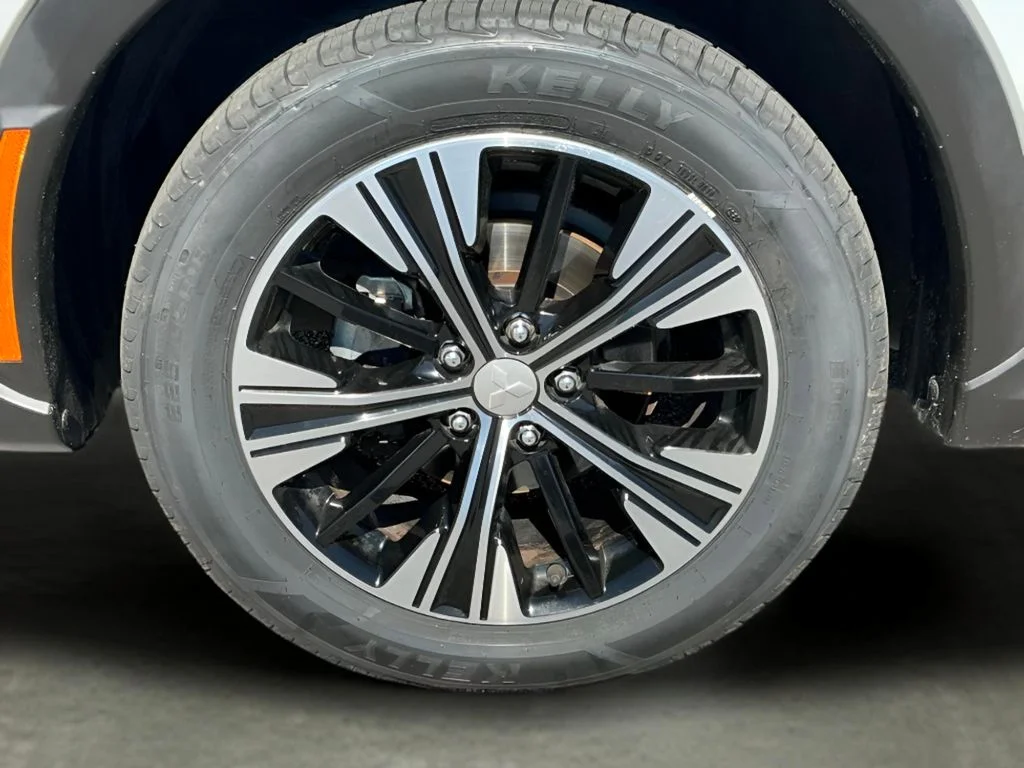 Used 2022  Mitsubishi SE image 28