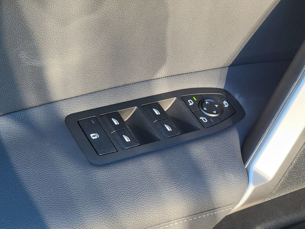 2025 BMW iX M60 - Photo 19