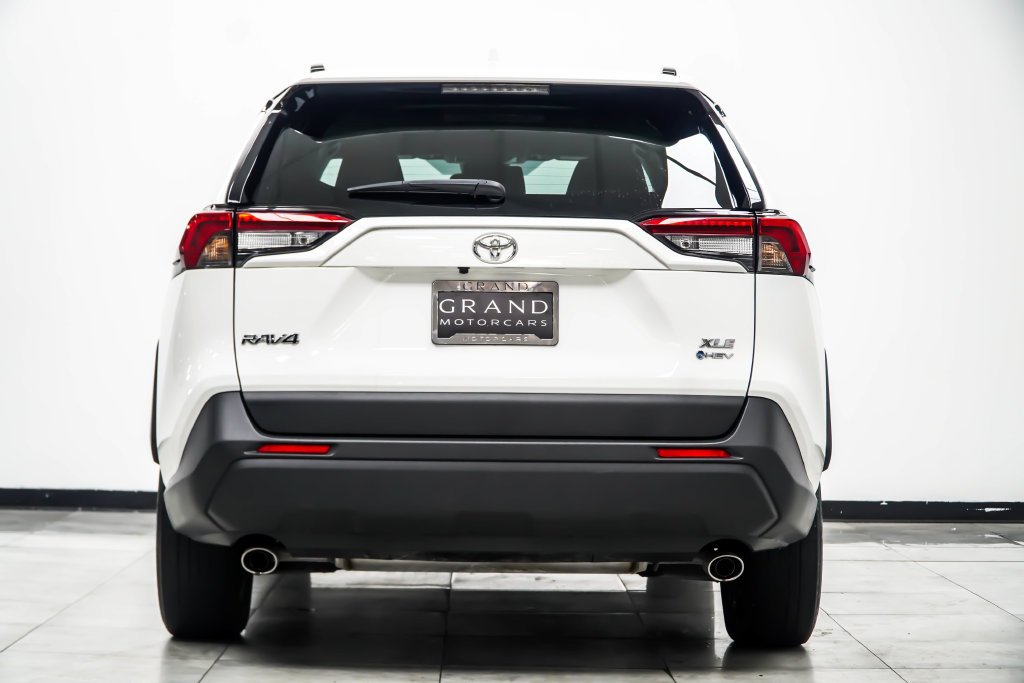 Used 2025 White Toyota XLE image 15