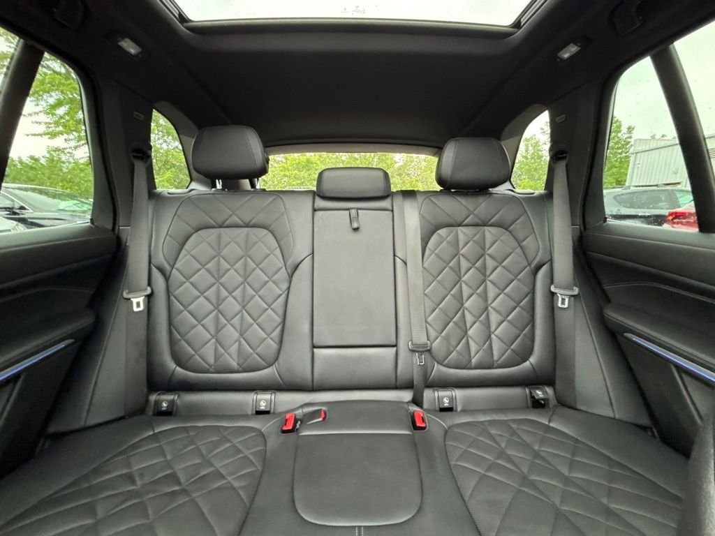 Used 2024 Black BMW xDrive40i image 33