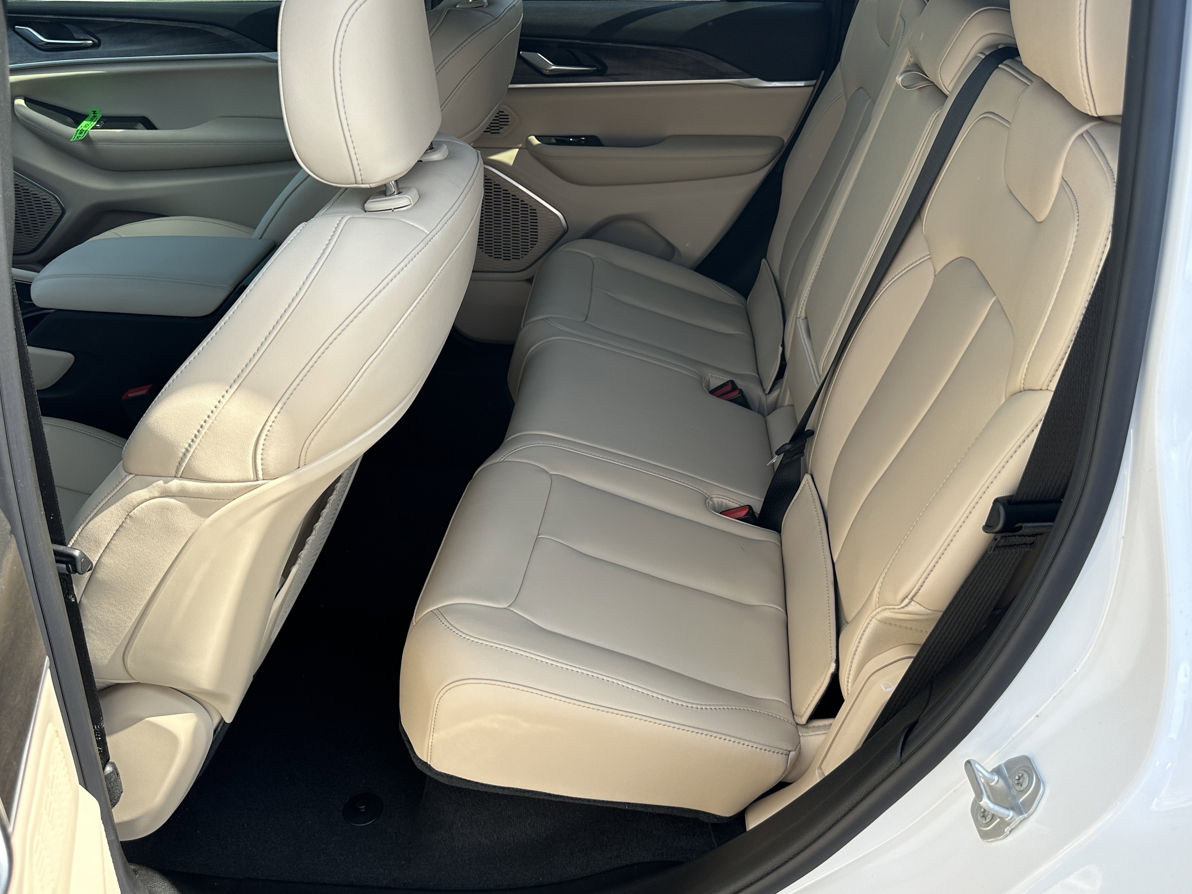New 2026 Bright White Clear-Coat Exterior Paint Jeep Limited image 22