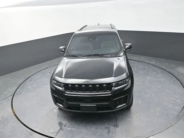 New 2026 Diamond Black Crystal Pearl-Coat Exterior Paint Jeep Altitude image 13
