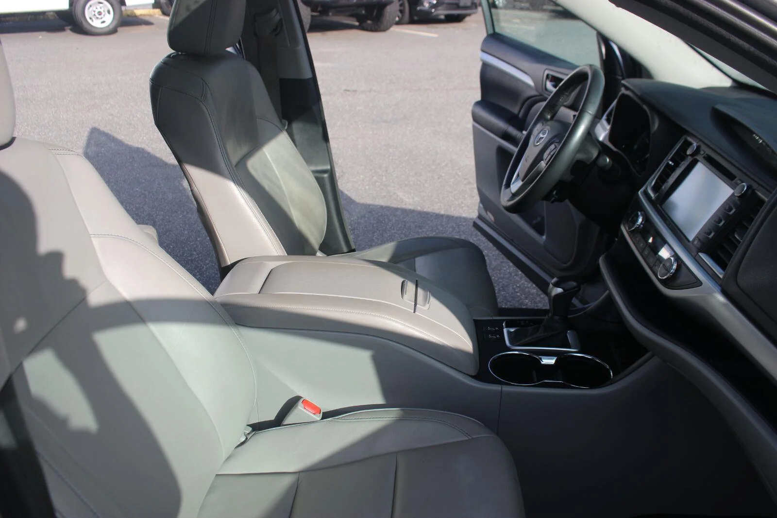Used 2015  Toyota XLE image 33
