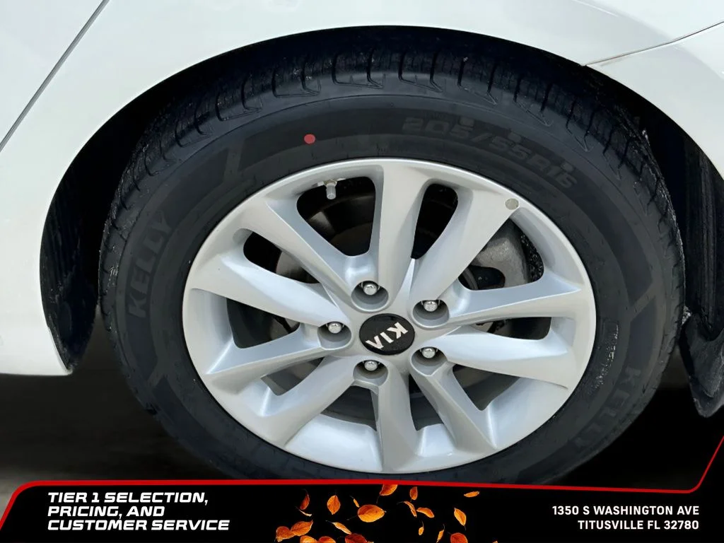 Used 2017 White Kia S image 21