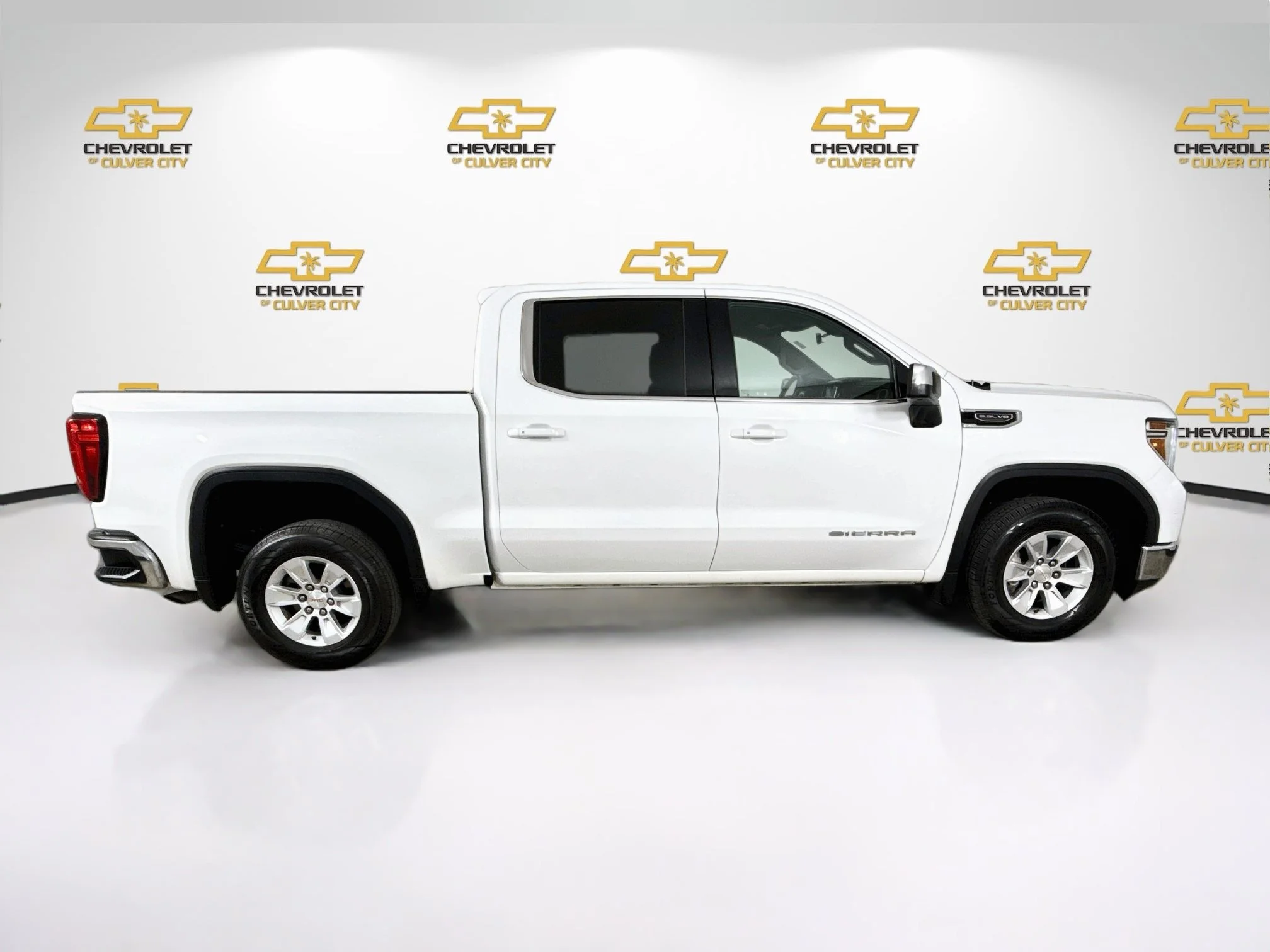 Used 2020 SUMMIT WHITE GMC SLE image 9