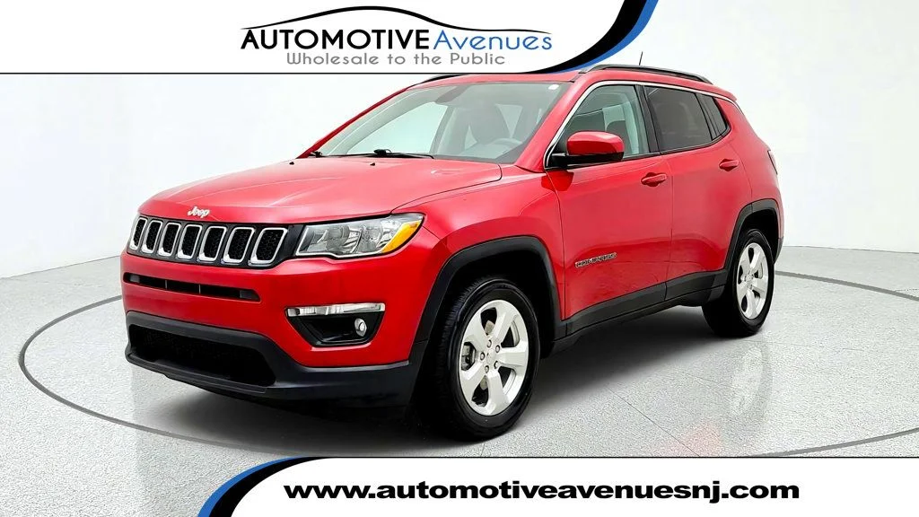 Used 2019 Redline Pearlcoat Jeep Latitude FWD image 1