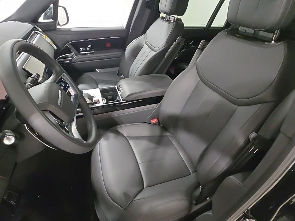 New 2026 Santorini Black Metallic Land Rover SE image 18