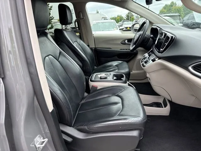 Used 2022 Ceramic Gray Clearcoat Chrysler Touring L image 9