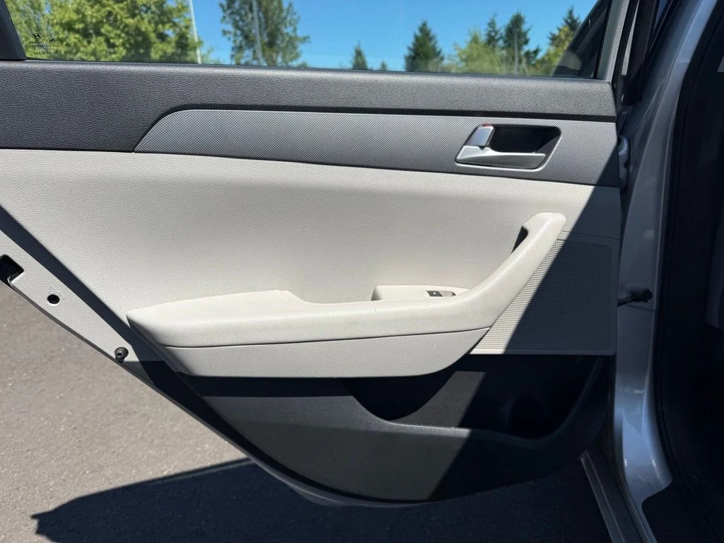 Used 2017 Silver Hyundai Base image 18