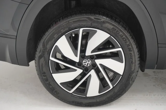 New 2026 Deep Black Pearl Volkswagen 2.0T SE w/Technology image 6
