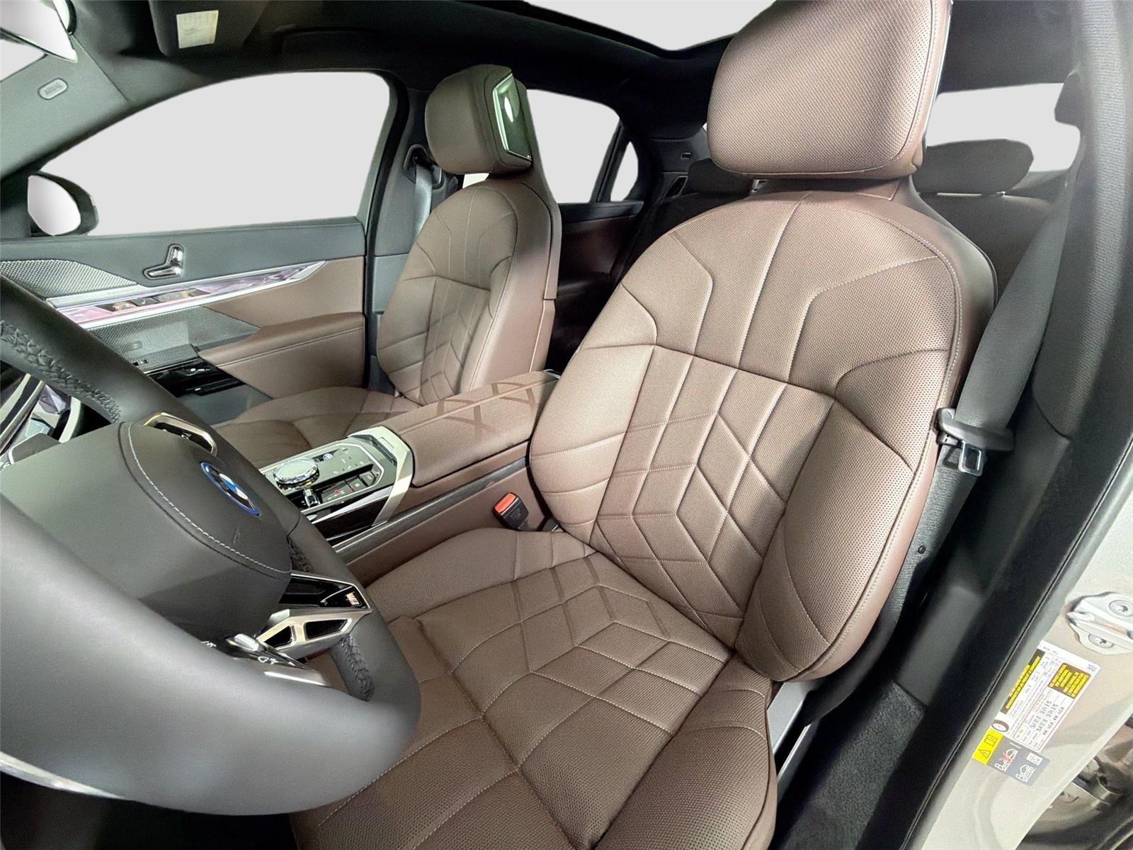 New 2026 Oxide Grey Metallic BMW 750e xDrive image 17