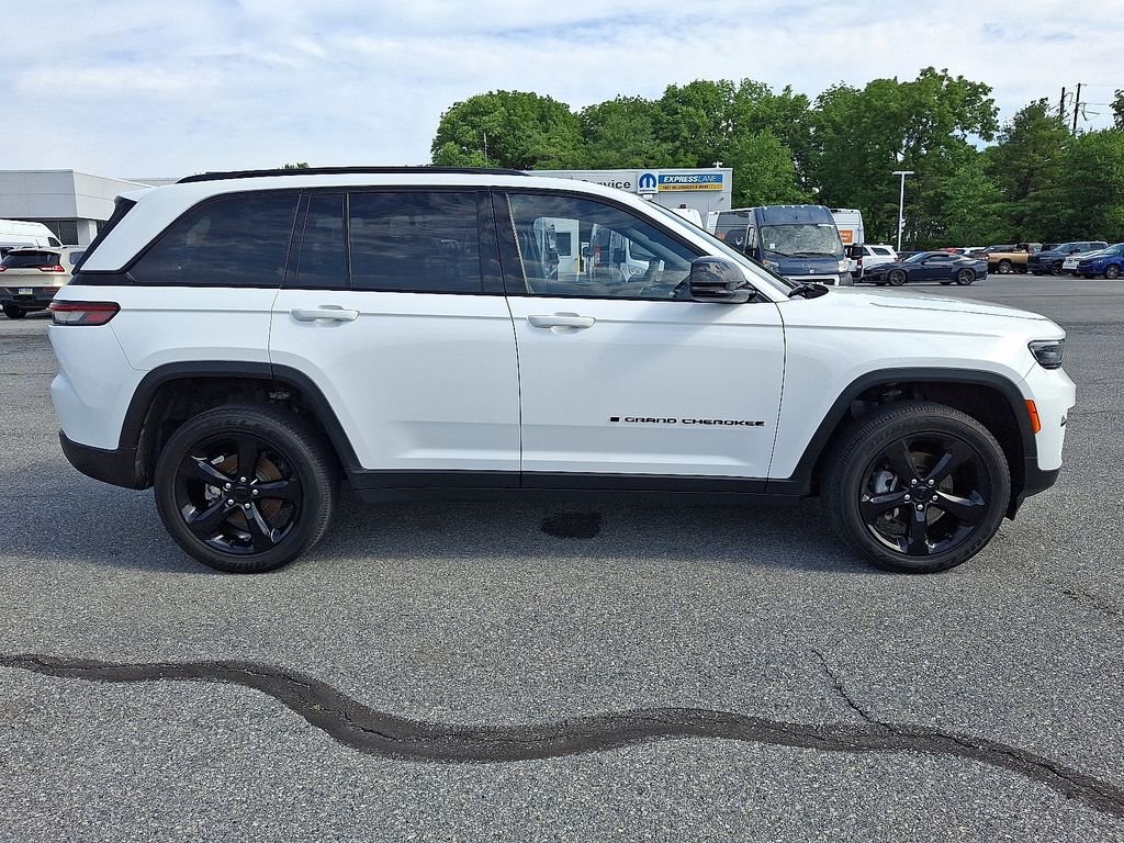 Used 2023 White Jeep Altitude X image 8