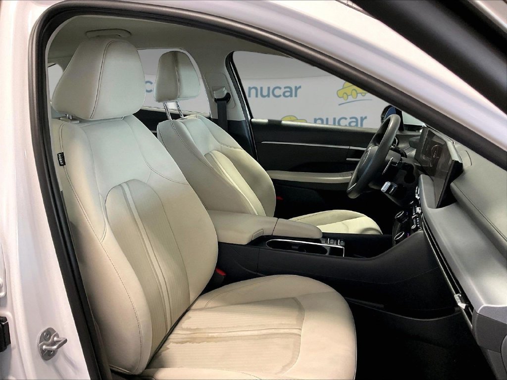 Used 2025 White Hyundai SEL image 11