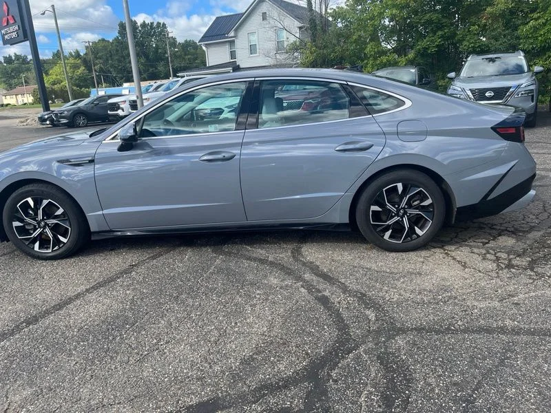 Used 2024 Blue Hyundai SEL image 8