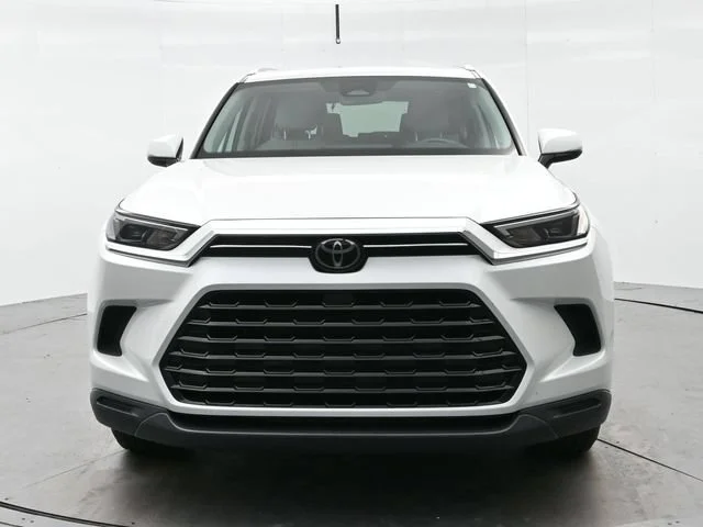 Used 2024 Wind Chill Pearl Toyota XLE image 2