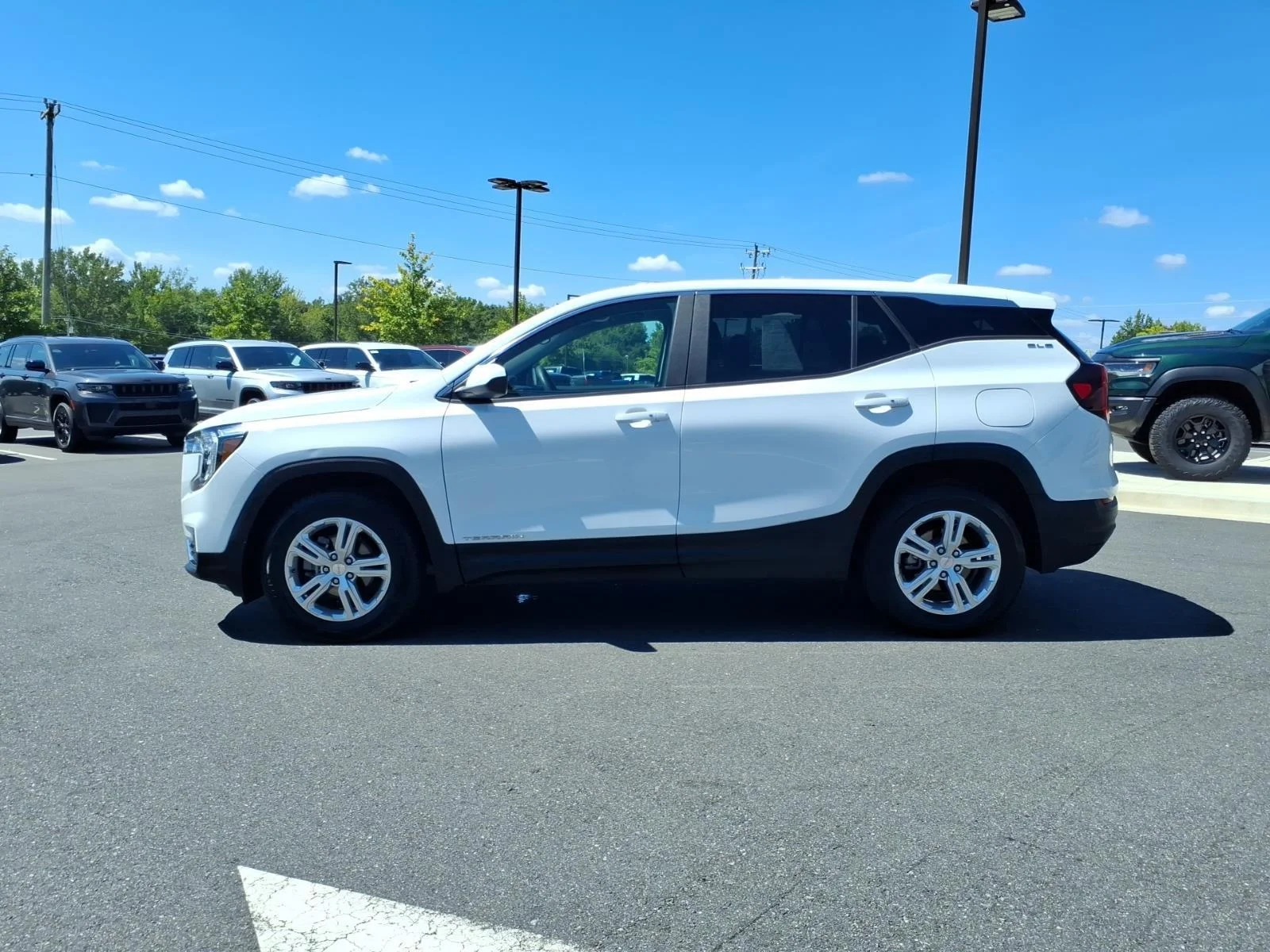 Used 2024 Summit White GMC SLE image 3