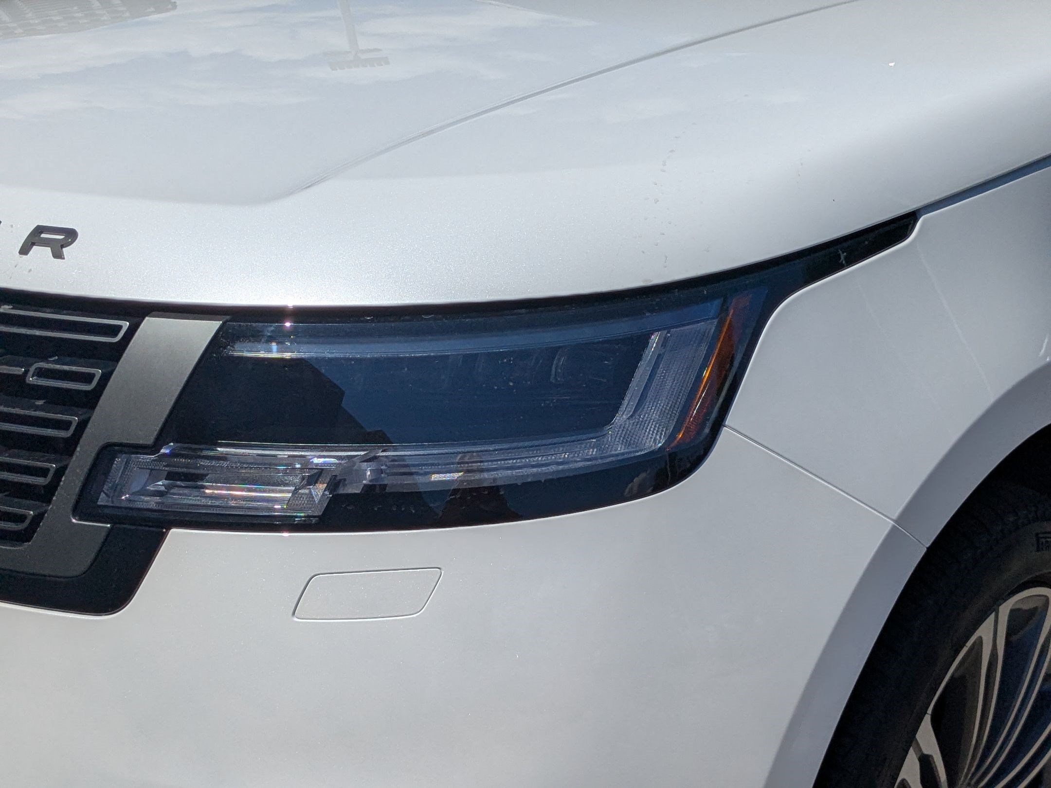 New 2026 Ostuni Pearl White Land Rover P530 SE image 10