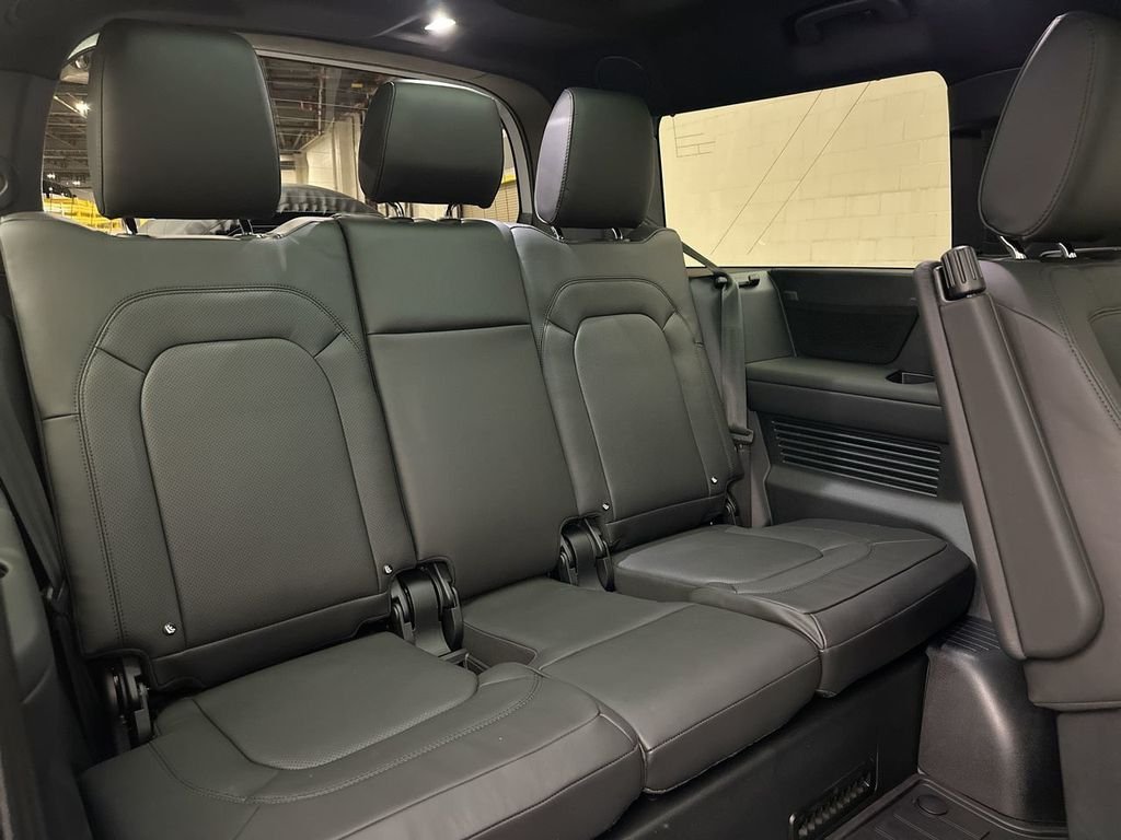 New 2026 Borasco Grey Metallic Land Rover X-Dynamic SE image 16