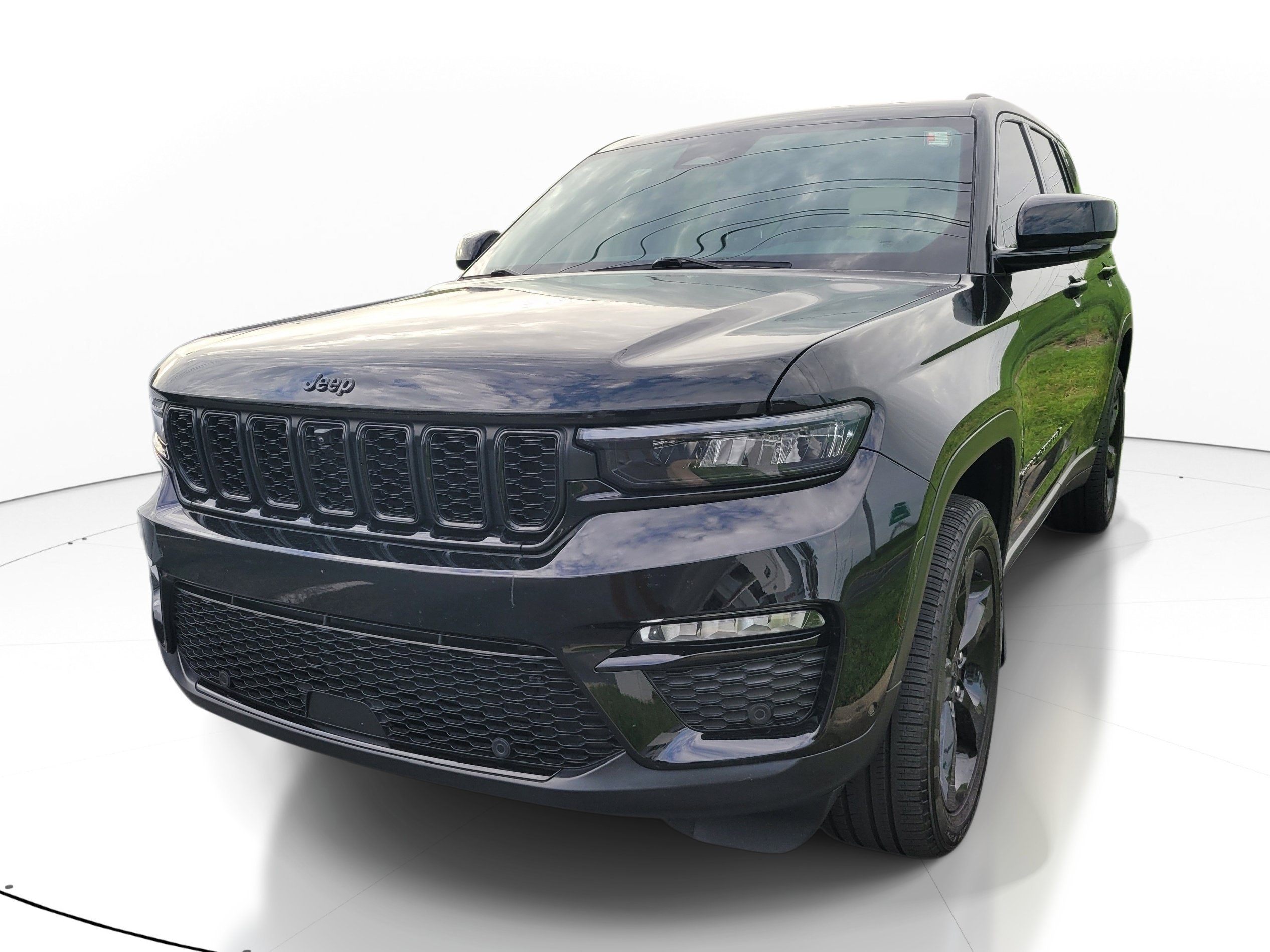 Used 2024 Diamond Black Crystal Pearlcoat Jeep Limited image 3