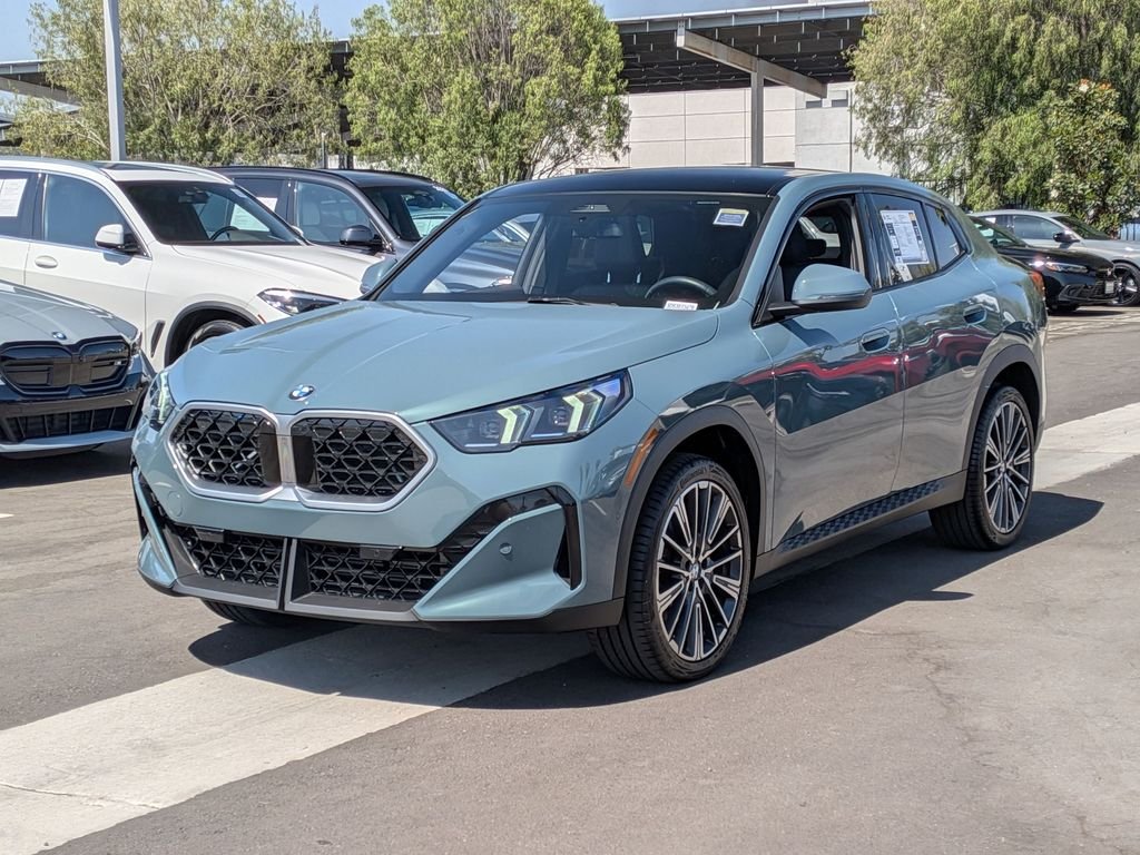 Used 2025 Green BMW xDrive28i image 2