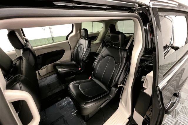 Used 2024 Diamond Black Crystal Pearlcoat Chrysler Touring L image 23