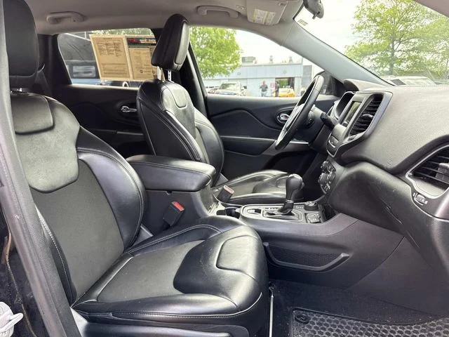 Used 2019 Black Jeep Latitude Plus image 15