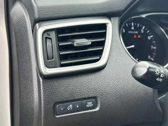 Used 2015 Silver Nissan SL image 27