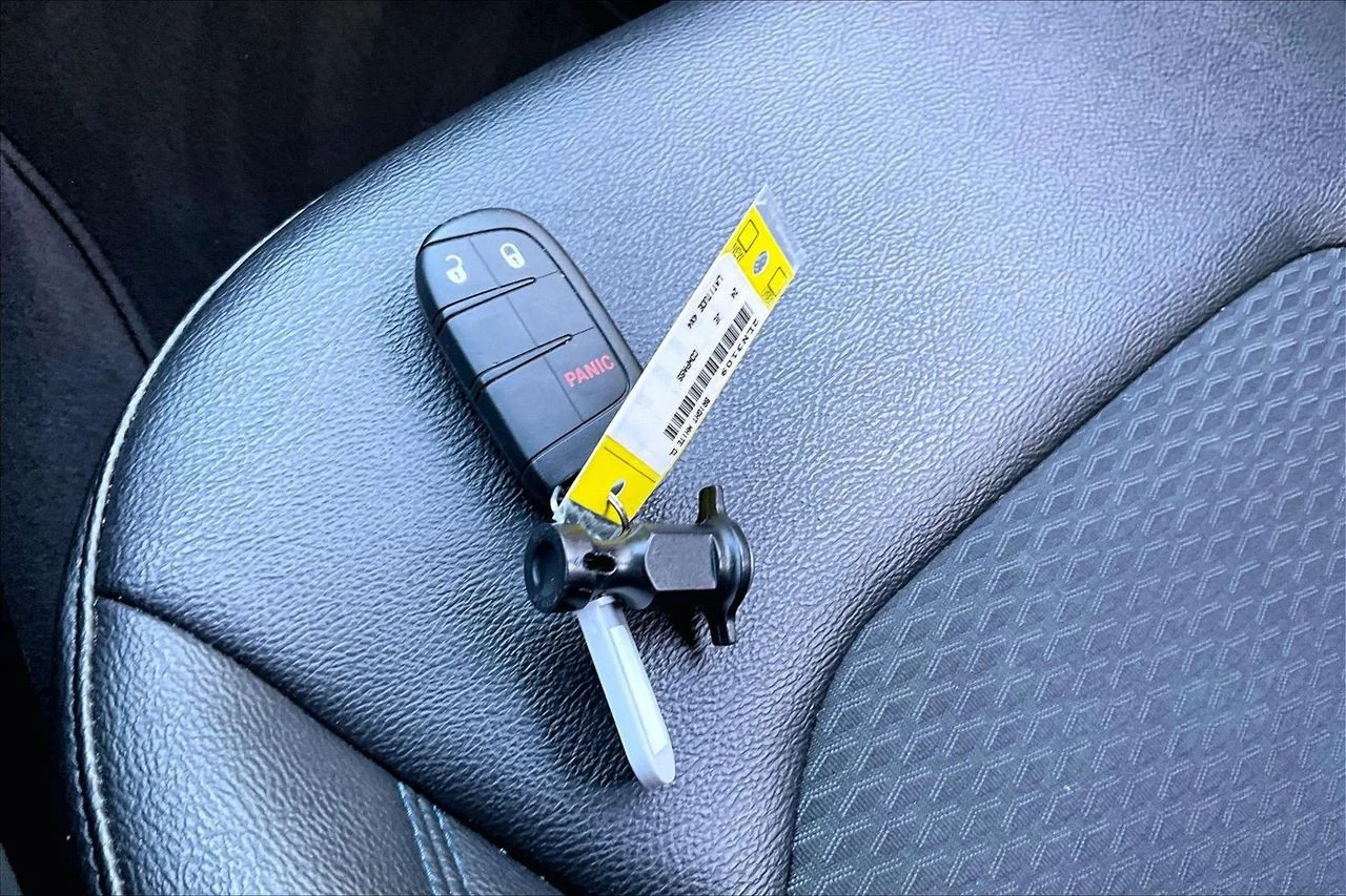 Used 2024 White/off-white Jeep Latitude image 30