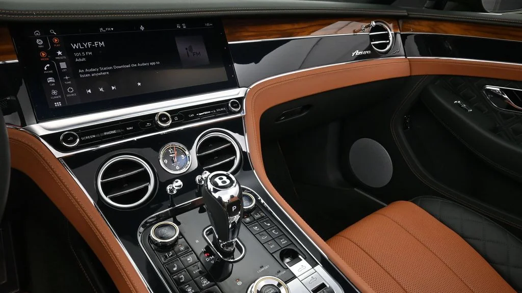 Used 2023 Green Bentley Azure image 9