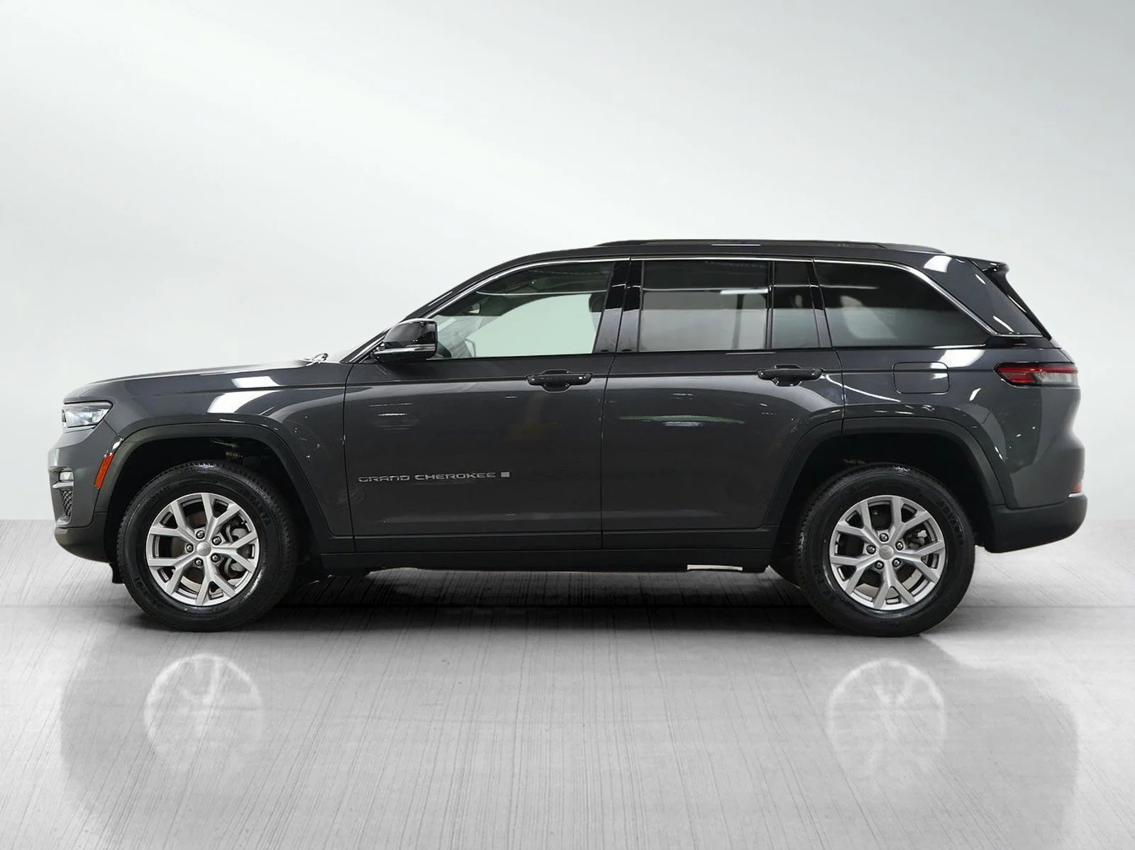 Used 2022 Jeep Grand Cherokee Limited with VIN 1C4RJHBGXN8528067 for sale in Burnsville, Minnesota