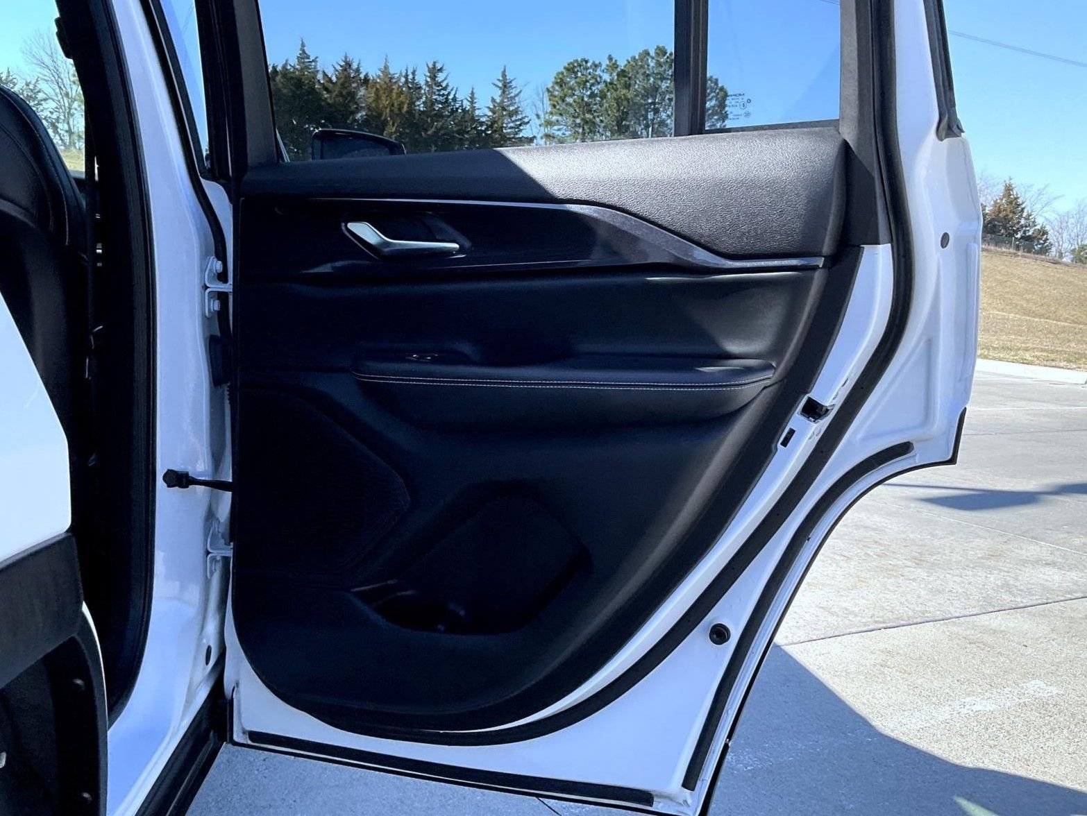 Used 2023 White/off-white Jeep Altitude X image 18