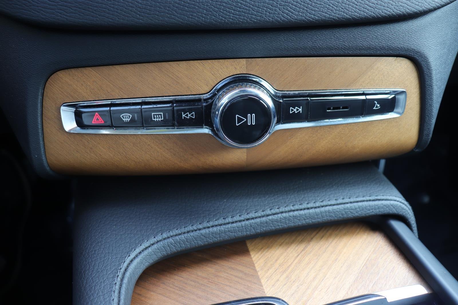 Used 2022 Savile Grey Metallic Volvo Momentum image 38