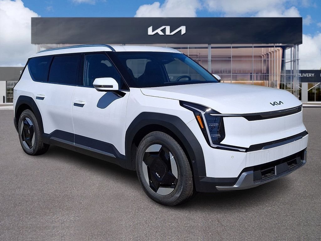 New 2026 Glacial White Pearl Kia Wind AWD image 1