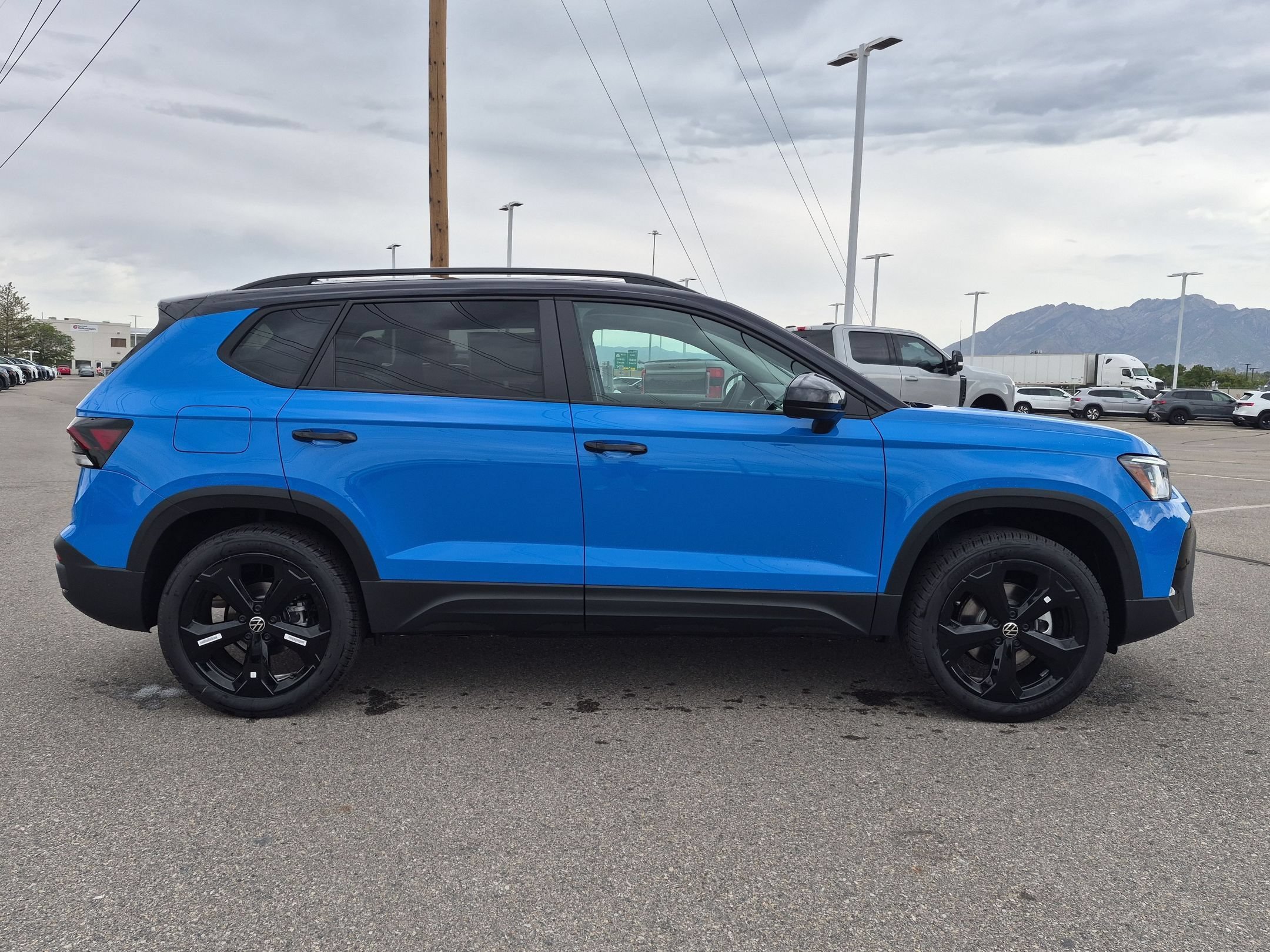 New 2026 Cornflower Blue w/Deep Black Roof Volkswagen SE Black image 2