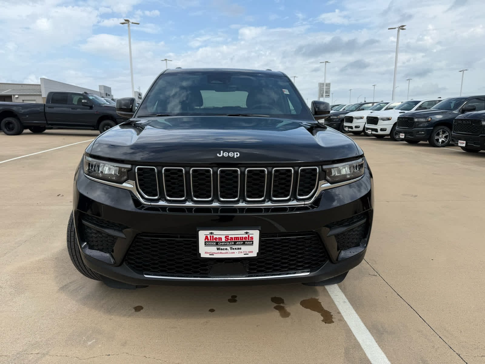 New 2026 Diamond Black Crystal Pearl-Coat Exterior Paint Jeep Laredo image 5