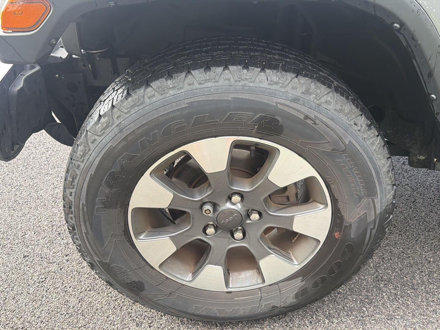 Used 2023 Sting-Gray Clearcoat Jeep Sahara image 9
