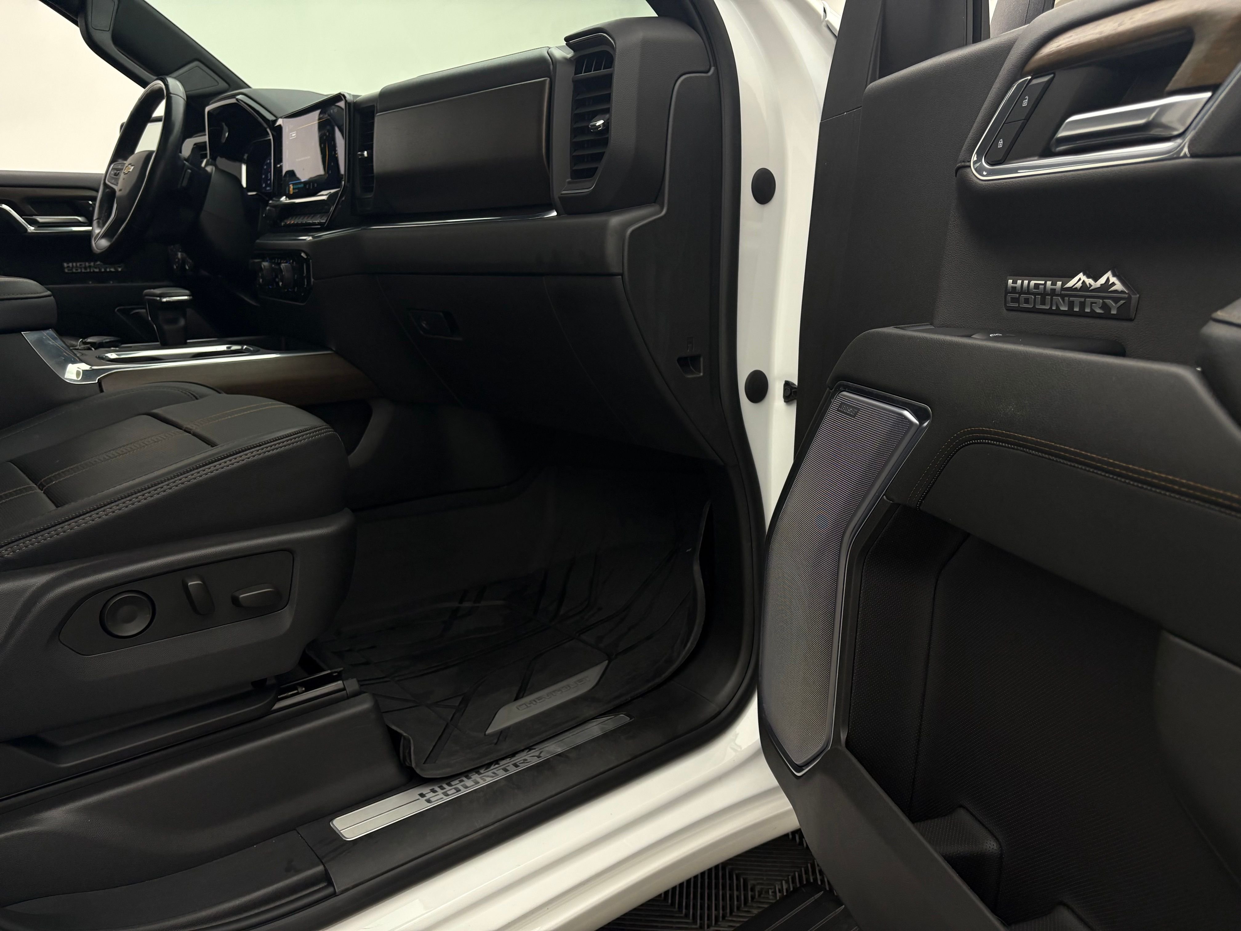 Used 2023 Iridescent Pearl Tricoat Chevrolet High Country image 38