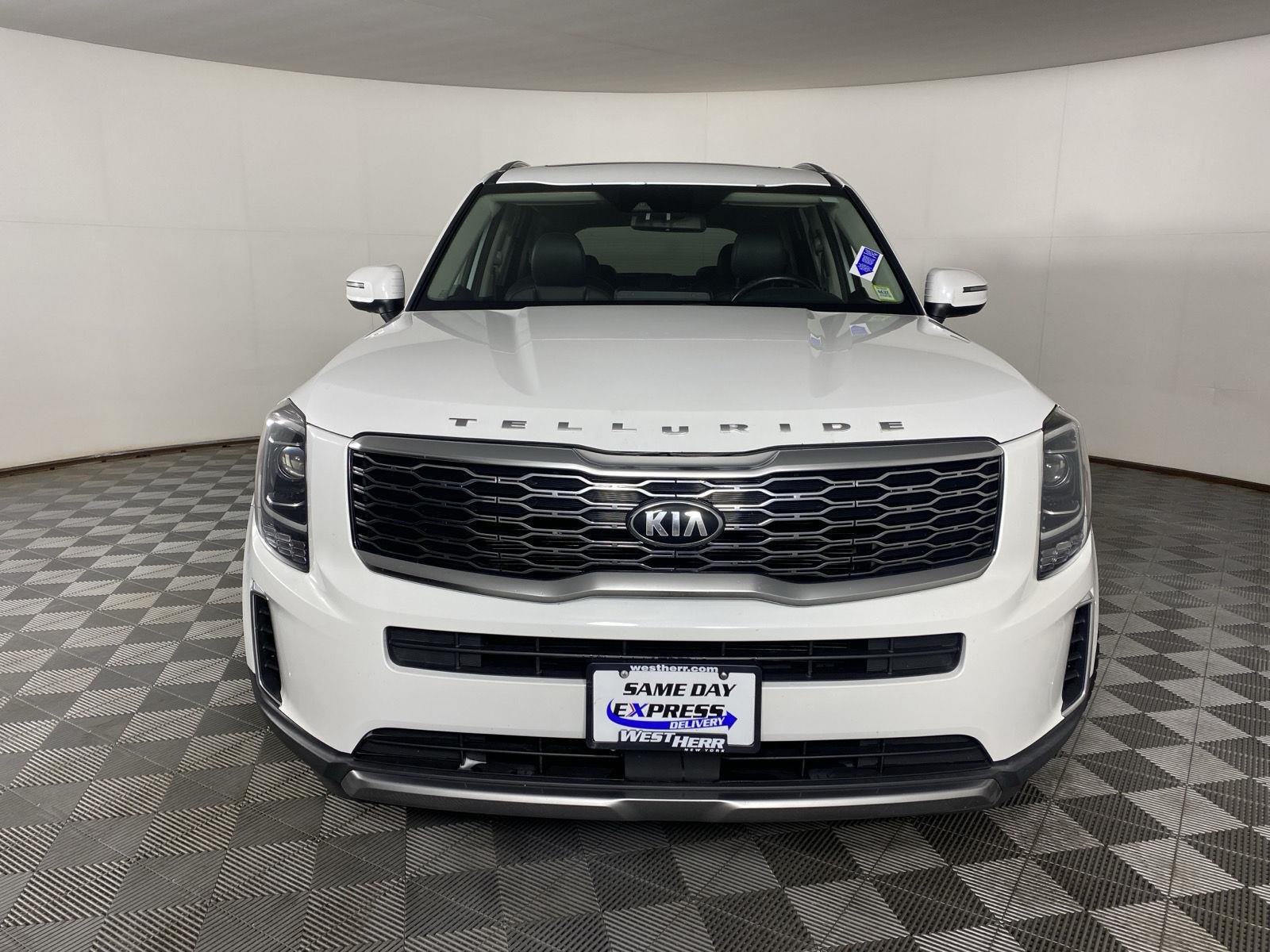 Used 2020 Snow White Pearl Kia  image 2