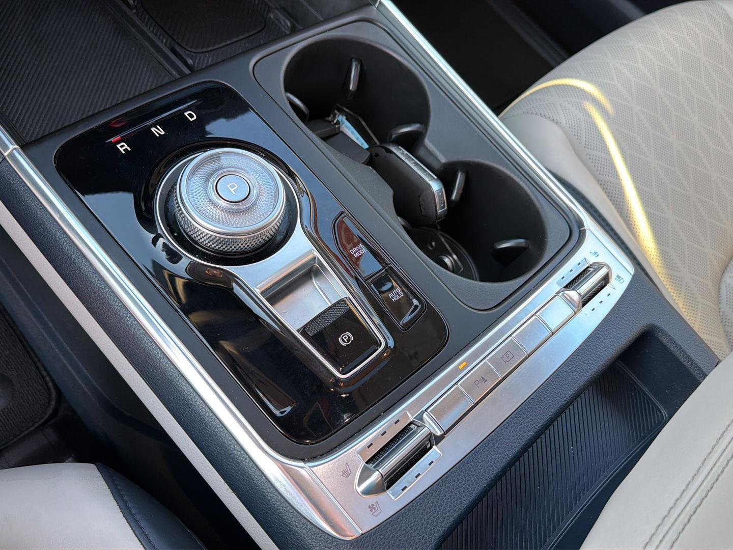 Used 2025 Ivory Silver Gloss Kia SX image 25