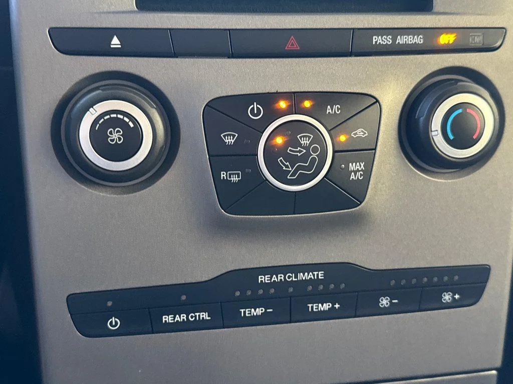 Used 2019 Blue Metallic Ford SE FWD image 17